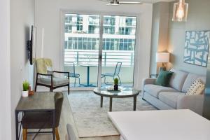 sala de estar con sofá y mesa en Landing Modern Apartment with Amazing Amenities (ID746) en Fort Lauderdale