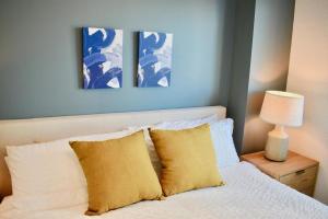 1 dormitorio con 1 cama con 3 cuadros en la pared en Landing Modern Apartment with Amazing Amenities (ID746) en Fort Lauderdale