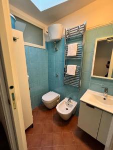 a bathroom with a toilet and a sink at Gaiola N 7 in Naples