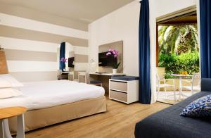 UNA Hotels Naxos Beach Sicilia客房内的一张或多张床位
