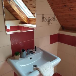 y baño con lavabo y espejo. en Apartmánový dom Anna, en Stará Lesná