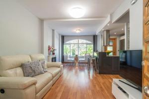 salon z kanapą i telewizorem w obiekcie Bright Apartment Torrevieja + Pool w mieście Torrevieja