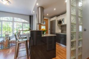 Kuchnia lub aneks kuchenny w obiekcie Bright Apartment Torrevieja + Pool