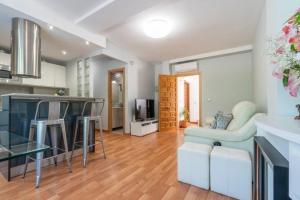salon z kuchnią i jadalnią w obiekcie Bright Apartment Torrevieja + Pool w mieście Torrevieja