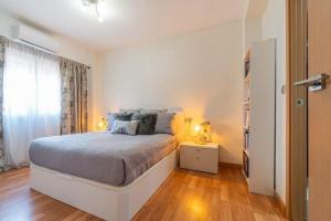 biała sypialnia z łóżkiem i oknem w obiekcie Bright Apartment Torrevieja + Pool w mieście Torrevieja