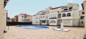 budynek z basenem na środku dziedzińca w obiekcie Bright Apartment Torrevieja + Pool w mieście Torrevieja