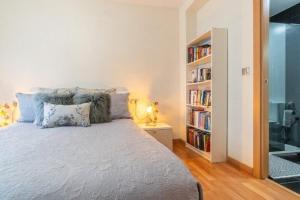 Łóżko lub łóżka w pokoju w obiekcie Bright Apartment Torrevieja + Pool