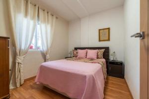 Łóżko lub łóżka w pokoju w obiekcie Bright Apartment Torrevieja + Pool