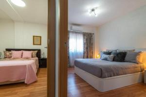 sypialnia z łóżkiem i pokój z oknem w obiekcie Bright Apartment Torrevieja + Pool w mieście Torrevieja +14 zdjęć