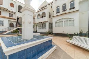 Basen w obiekcie Bright Apartment Torrevieja + Pool lub w pobliżu