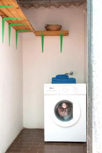 Waschmaschine und Trockner in einer Ecke eines Zimmers in der Unterkunft 2 bedrooms appartement with wifi at Las Palmas de Gran Canaria in Las Palmas de Gran Canaria
