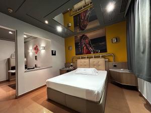 Habitación hospitalaria con cama y espejo en Zouk Hotel, en Alcalá de Henares 37 fotos más