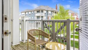 uma cadeira numa varanda com uma casa em Landing Modern Apartment with Amazing Amenities (ID9437X39) em Fishers