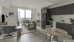 Кухня или мини-кухня в Landing - Modern Apartment with Amazing Amenities (ID1401X723)
