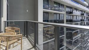 En balkon eller terrasse på Landing - Modern Apartment with Amazing Amenities (ID1401X723)