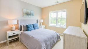 1 dormitorio con cama y ventana en Landing Modern Apartment with Amazing Amenities (ID2284), en Ellicott City