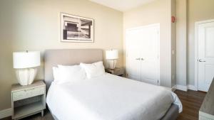 - une chambre avec un grand lit blanc et deux lampes dans l'établissement Landing Modern Apartment with Amazing Amenities (ID6080X83), à Salem
