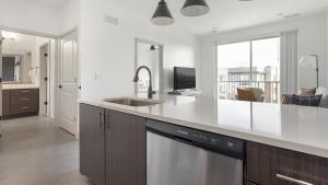 cocina con fregadero y encimera en Landing - Modern Apartment with Amazing Amenities (ID1398X192), en Richmond