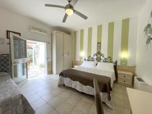 Un dormitorio con una cama y un ventilador de techo. en B&B Santa Venardia Gallipoli, en Gallipoli 108 fotos más