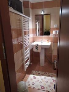 y baño con lavabo y espejo. en Apartmánový dom Anna, en Stará Lesná