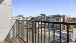 - Balcón con vistas a un edificio en Landing - Modern Apartment with Amazing Amenities (ID1398X192), en Richmond