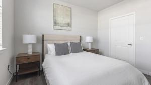 Ліжко або ліжка в номері Landing - Modern Apartment with Amazing Amenities (ID1403X427)