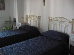 מיטה או מיטות בחדר ב-2 bedrooms appartement with terrace at Sternatia