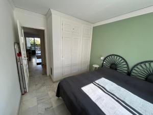1 dormitorio con 1 cama con edredón negro en Alberca 2-Serviden, en Denia