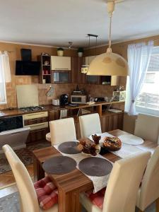 Kuchyňa alebo kuchynka v ubytovaní Apartmánový dom Anna