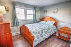 Voodi või voodid majutusasutuse Gorgeous beach house with large pool & private beach, just 3 blocks away!! toas