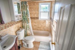 Vannituba majutusasutuses Gorgeous beach house with large pool & private beach, just 3 blocks away!!