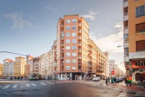 wysoki budynek na ulicy w mieście w obiekcie San Mames Apartment - Free Parking w mieście Bilbao