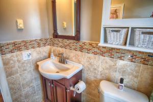 Vannituba majutusasutuses Gorgeous beach house with large pool & private beach, just 3 blocks away!!