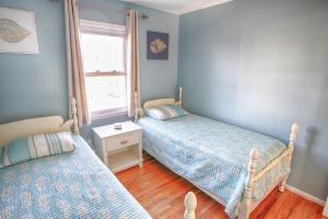 Voodi või voodid majutusasutuse Gorgeous beach house with large pool & private beach, just 3 blocks away!! toas