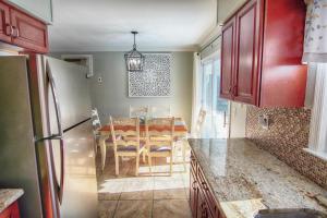 Istumisnurk majutusasutuses Gorgeous beach house with large pool & private beach, just 3 blocks away!!