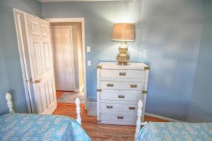 Voodi või voodid majutusasutuse Gorgeous beach house with large pool & private beach, just 3 blocks away!! toas