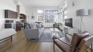 een grote woonkamer met een bank en een tafel bij Landing - Modern Apartment with Amazing Amenities (ID1401X735) in Denver