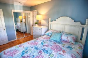 Voodi või voodid majutusasutuse Gorgeous beach house with large pool & private beach, just 3 blocks away!! toas