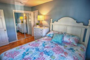Voodi või voodid majutusasutuse Gorgeous beach house with large pool & private beach, just 3 blocks away!! toas