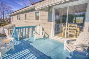 Bassein majutusasutuses Gorgeous beach house with large pool & private beach, just 3 blocks away!! või selle lähedal