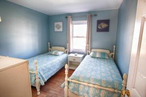 Voodi või voodid majutusasutuse Gorgeous beach house with large pool & private beach, just 3 blocks away!! toas