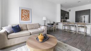 sala de estar con sofá y mesa en Landing - Modern Apartment with Amazing Amenities (ID1403X402), en Houston