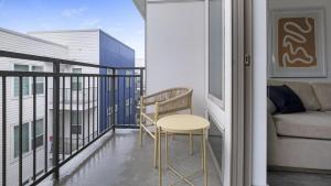 balcón con silla, mesa y sofá en Landing - Modern Apartment with Amazing Amenities (ID1403X402), en Houston