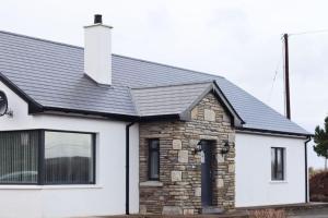 Casa de piedra blanca con techo negro en Lake view Dunfanaghy, en Dunfanaghy