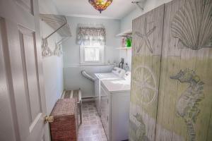 Vannituba majutusasutuses Gorgeous beach house with large pool & private beach, just 3 blocks away!!