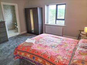 Un dormitorio con una cama grande y una ventana en Lake view Dunfanaghy, en Dunfanaghy