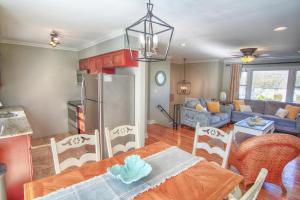 Istumisnurk majutusasutuses Gorgeous beach house with large pool & private beach, just 3 blocks away!!