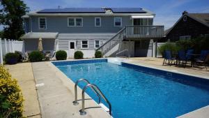 Bassein majutusasutuses Gorgeous beach house with large pool & private beach, just 3 blocks away!! või selle lähedal