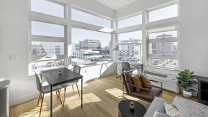 uma sala de estar com uma mesa e algumas janelas em Landing - Modern Apartment with Amazing Amenities (ID1401X734) em Denver