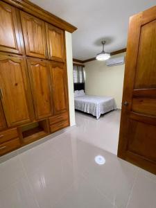 uma sala com um quarto com uma cama e uma porta em Hotel PedidoSia em Higuey